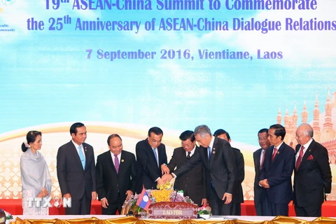 Thủ tướng Nguyễn Xuân Phúc và các trưởng đoàn thực hiện nghi thức tại lễ Kỷ niệm 25 năm quan hệ Đối thoại ASEAN-Trung Quốc. (Ảnh: Thống Nhất/TTXVN)