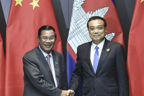 Thủ tướng Trung Quốc Lý Khắc Cường (phải) và người đồng cấp Campuchia Hun Sen. (Nguồn: Xinhua)