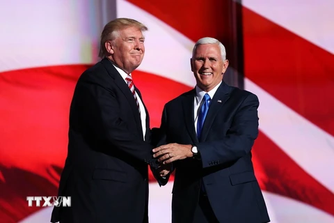 Ông Donald Trump (trái) và ông Mike Pence tại Đại hội toàn quốc đảng Cộng hòa ở Cleveland, Ohio, Mỹ. (Nguồn: AFP/TTXVN)