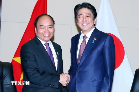 Thủ tướng Nguyễn Xuân Phúc gặp Thủ tướng Nhật Bản Shinzo Abe. (Ảnh: Thống Nhất/TTXVN)