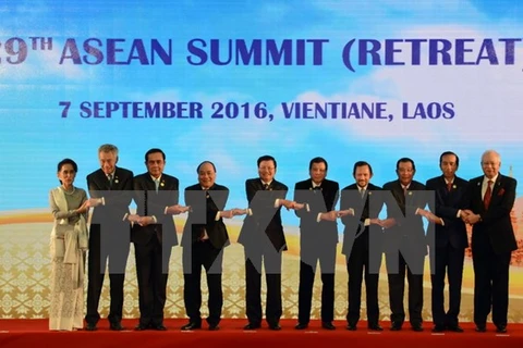Thủ tướng Việt Nam Nguyễn Xuân Phúc và lãnh đạo các nước ASEAN chụp ảnh chung tại hội nghị. (Nguồn: THX/TTXVN)