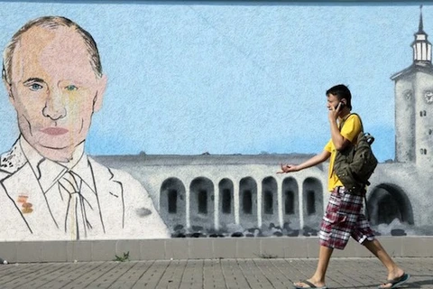 Một bức graffiti ​vẽ Tổng thống Nga Vladimir Putin ở trung tâm thành phố Crimea của Simferopol. (Nguồn: AFP)