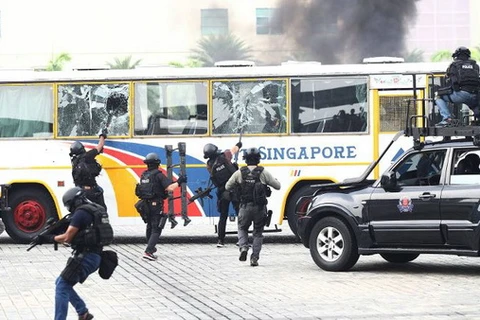 Cảnh sát Singapore diễn tập giải cứu con tin trong xe buýt. (Nguồn: SPF)