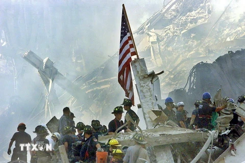Nhân viên cứu hộ nỗ lực tìm kiếm các nạn nhân mắc kẹt dưới những đống đổ nát tại Trung tâm Thương mại Thế giới ở New York, Mỹ. (Nguồn: EPA/TTXVN)