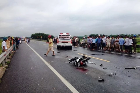 Hà Tĩnh: Xe máy chở 4 người đối đầu xe tải, 2 người tử vong