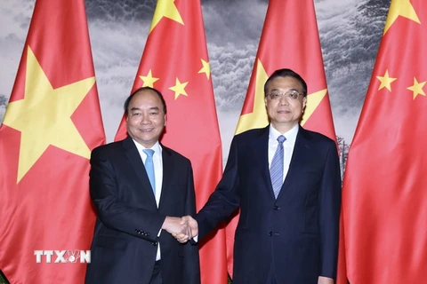 Thủ tướng Quốc vụ viện Trung Quốc Lý Khắc Cường đón Thủ tướng Chính phủ Nguyễn Xuân Phúc. (Ảnh: Thống Nhất/TTXVN)