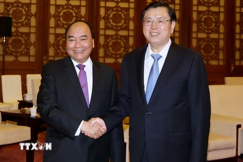 Thủ tướng Nguyễn Xuân Phúc hội kiến với Ủy viên Trưởng Ủy ban Thường vụ Đại hội đại biểu nhân dân toàn quốc Trung Quốc Trương Đức Giang. (Ảnh: Thống Nhất/TTXVN)