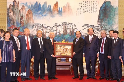 Thủ tướng Nguyễn Xuân Phúc tiếp đại diện các gia đình, cựu cố vấn, chuyên gia Trung Quốc từng tham gia giúp đỡ Việt Nam trong các cuộc kháng chiến. (Ảnh: Thống Nhất/TTXVN)