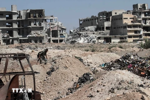 Nhà cửa bị phá hủy tại thành phố Aleppo, miền Bắc Syria. (Nguồn: THX/TTXVN)