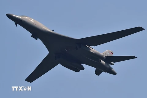 Máy bay B-1B của Mỹ bay trên bầu trời Pyeongtaek, Hàn Quốc ngày 13/9. (Nguồn: AFP/TTXVN)