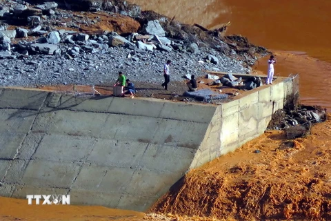 Nước dưới hạ lưu đập thủy điện Sông Bung 2 vẫn còn chảy xiết. (Ảnh: Nguyễn Sơn/TTXVN)