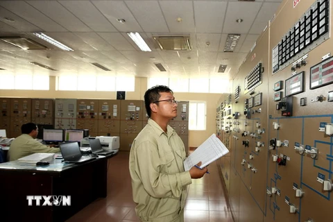 Kiểm tra việc cấp điện cho miền Nam tại trạm biến áp 500kV Đà Nẵng thuộc Công ty Truyền tải Điện 2 (Tổng Công ty Truyền tải Điện Quốc). (Ảnh: Ngọc Hà/TTXVN)