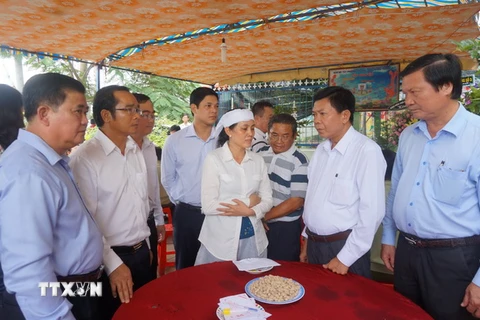 Ông Trần Văn Cần, Chủ tịch Ủy ban Nhân dân tỉnh Long An, cùng đoàn công tác đến động viên, thăm hỏi và hỗ trợ thân nhân gia đình anh Nguyễn Kim Danh. (Ảnh: Trường Giang/TTXVN)