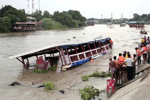 Hiện trường vụ lật tàu. (Nguồn: AP)