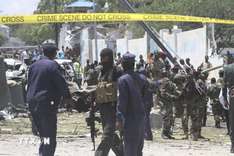 Nhân viên an ninh Somalia điều tra tại hiện trường một vụ đánh bom. (Nguồn: EPA/TTXVN)