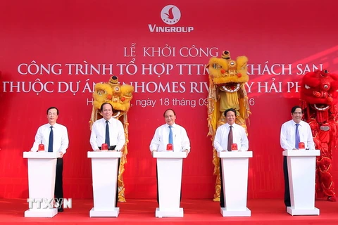 Thủ tướng Nguyễn Xuân Phúc và các đại biểu thực hiện nghi thức khởi công công trình. (Ảnh: Thống Nhất/TTXVN)