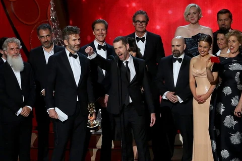 Hai nhà sản xuất David Benioff và DB Weiss nhận giải Phim truyền hình chính kịch xuất sắc nhất cho 'Game of Thrones.' (Nguồn: Reuters)
