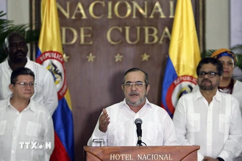 Thủ lĩnh FARC Rodrigo Londono(giữa), trong cuộc họp báo ở La Habana, Cuba ngày 28/8. (Nguồn: EPA/TTXVN)