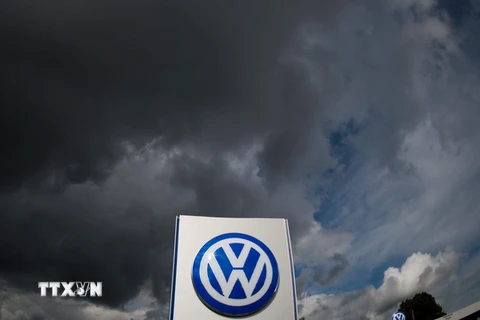 Logo của hãng Volkswagen tại một nhà máy ở Wolfsburg, Đức. (Nguồn: EPA/TTXVN)