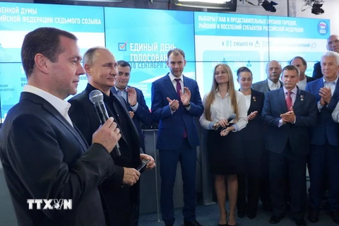 Tổng thống Nga Vladimir Putin (thứ 2, trái) và Chủ tịch đảng Nước Nga Thống nhất - Thủ tướng Dmitry Medvedev (trái) phát biểu sau cuộc bầu cử tại thủ đô Moskva ngày 18/9. (Nguồn: AFP/TTXVN)