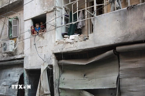 Cảnh đổ nát sau một cuộc không kích nhằm vào khu vực Karm al-Jabal do phiến quân kiểm soát tại Aleppo, Syria ngày 18/9. (Nguồn: AFP/TTXVN)
