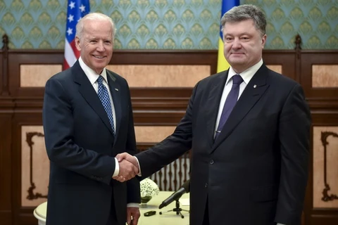 Phó Tổng thống Mỹ Joe Biden và Tổng thống Ukraine Petro Poroshenko. (Nguồn: AP)