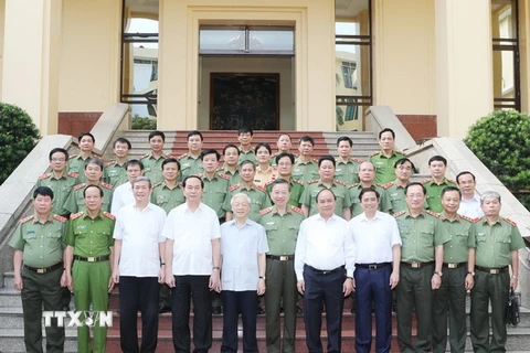 Các lãnh đạo Đảng, Nhà nước chụp ảnh chung với các đại biểu. (Ảnh: Trí Dũng/TTXVN)