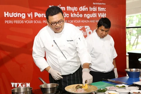 Bếp trưởng Aldo Vargas biểu diễn các kỹ thuật chế biến món ăn Peru. (Ảnh: Nguyễn Quang/TTXVN)