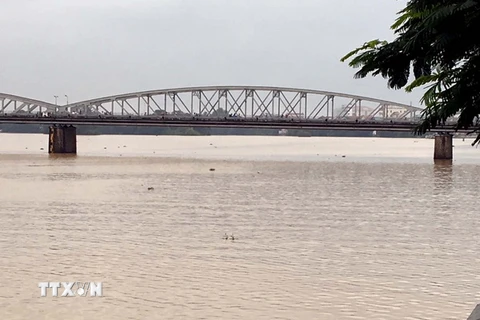 Nước sông Hương, đoạn chảy qua thành phố Huế đục bất thường. (Ảnh: Quốc Việt/TTXVN)