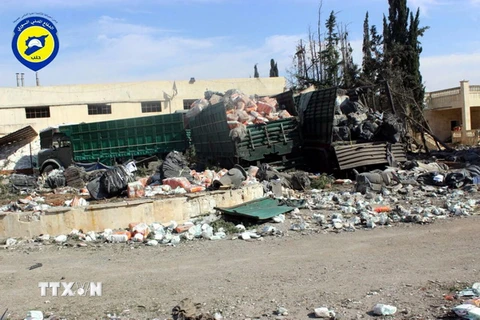 Xe chở hàng cứu trợ bị phá hủy sau cuộc không kích tại thị trấn Urum al-Kubra, Aleppo, Syria. (Nguồn: EPA/TTXVN)