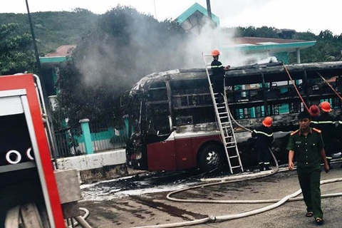 Phú Yên: Cháy xe khách, 23 người may mắn thoát chết