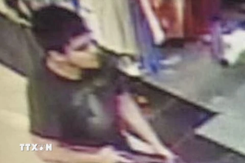 Hình ảnh đối tượng được cho là nghi phạm vụ xả súng do camera an ninh ghi lại tại trung tâm thương mại Cascade tối 23/9. (Nguồn: EPA/TTXVN)