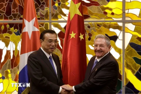 Chủ tịch Cuba Raul Castro (phải) và Thủ tướng Trung Quốc Lý Khắc Cường. (Nguồn: AFP/TTXVN)