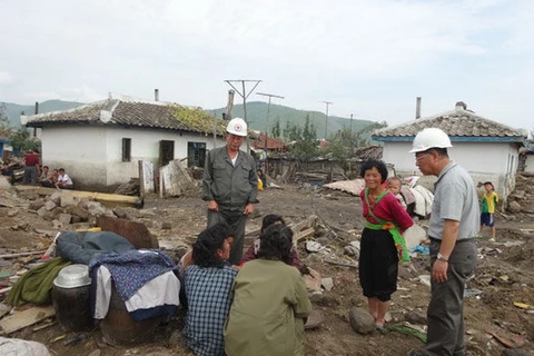 Nhân viên Chữ thập Đỏ đang cố gắng giúp đỡ hàng người dân ở tỉnh Bắc Hamgyong khắc phục hậu quả lũ lụt. (Nguồn: IFRC)