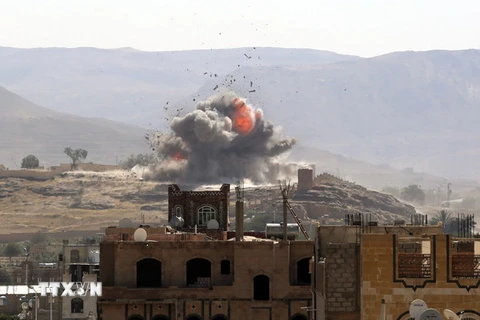 Khói bốc lên sau cuộc không kích tại khu vực do phiến quân kiểm soát ở Sanaa, Yemen. (Nguồn: EPA/TTXVN)