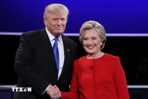 Bà Hillary Clinton (phải) và ông Donald Trump (trái) trong cuộc tranh luận trực tiếp đầu tiên tại New York, Mỹ. (Nguồn: EPA/TTXVN)
