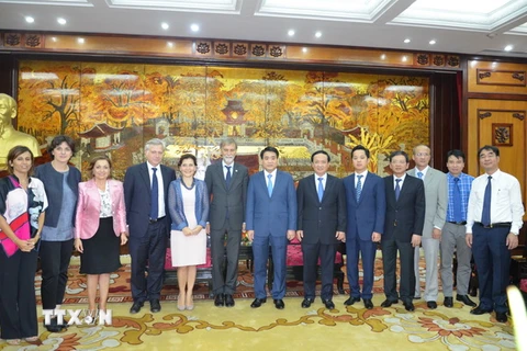 Chủ tịch UBND thành phố Hà Nội Nguyễn Đức Chung tiếp ông Graziano Delrio và đoàn công tác. (Ảnh: Mai Linh/TTXVN)