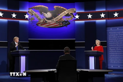 Bà Hillary Clinton (phải) và ông Donald Trump (trái) trong cuộc tranh luận trực tiếp đầu tiên tại hội trường Đại học Hofstra ở Hempstead, New York, Mỹ. (Nguồn: AFP/TTXVN)