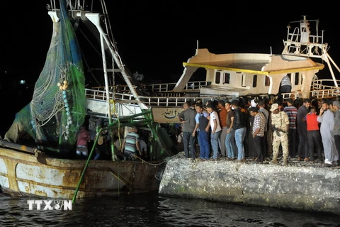 Lực lượng cứu hộ trục vớt con tàu chở người di cư bị lật tại Rosetta, Ai Cập. (Nguồn: AFP/TTXVN)