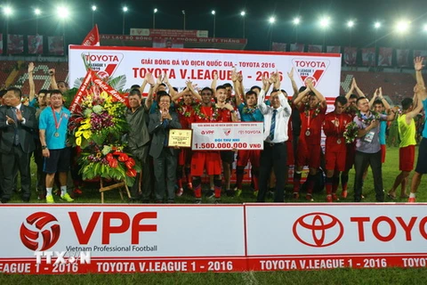 Đội Hải Phòng giành giải Nhì V-League 2016. (Ảnh: Lâm Khánh/TTXVN)