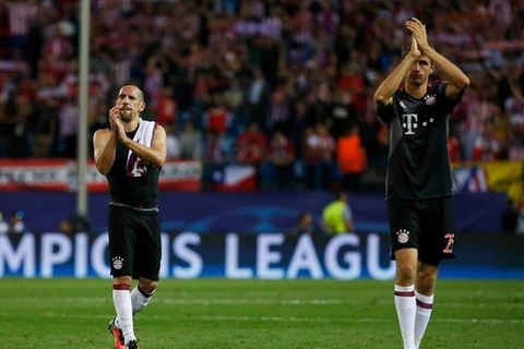 Franck Ribery và Thomas Müller chào khán giả sau trận hòa Celtic. (Nguồn: Reuters)