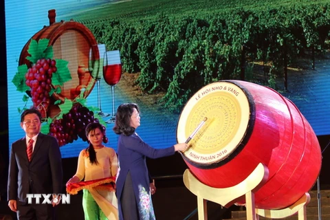 Phó Chủ tịch nước Đặng Thị Ngọc Thịnh đánh trống khai mạc Lễ hội. (Ảnh: Đức Ánh/TTXVN)