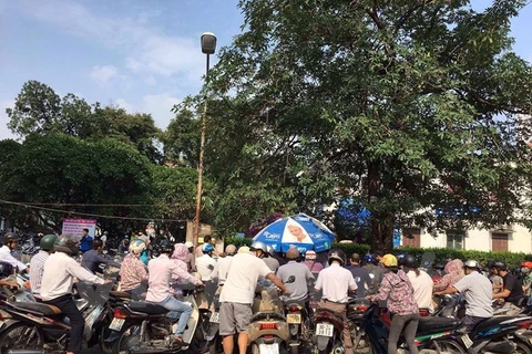 Bãi gửi xe tại bệnh viện Bạch Mai luôn đông đúc mỗi sáng. (Ảnh: PV/Vietnam+)