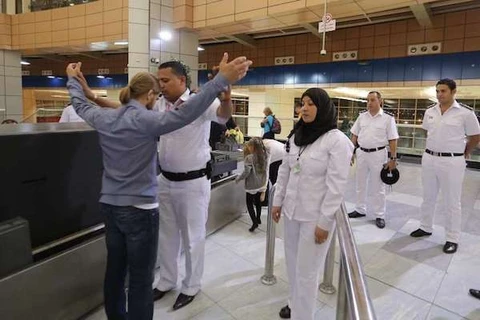 Lực lượng an ninh tại sân bay Sham el-Sheikh kiểm tra hành khách. (Nguồn: EPA)