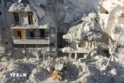 Cảnh đổ nát sau cuộc không kích tại khu vực Tariq a-Bab, Aleppo. (Nguồn: AFP/TTXVN)