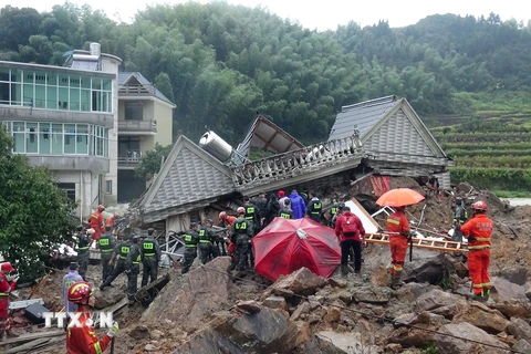 Lực lượng cứu hộ nỗ lực tìm kiếm nạn nhân vụ lở đất ở làng Sucun, huyện Toại Xương, Chiết Giang, Trung Quốc. (Nguồn: AFP/TTXVN)