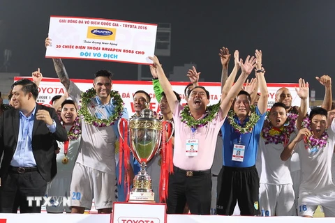 Đội Hà Nội T&T vui mừng với chức vô địch V-League 2016. (Ảnh: Quốc Khánh/TTXVN)