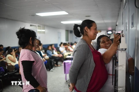 Phụ nữ mang thai kiểm tra sức khỏe tại Guatemala. (Nguồn: AFP/TTXVN)