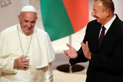 Giáo hoàng Francis và Tổng thống Azerbaijan Ilham Aliyev. (Nguồn: AP)