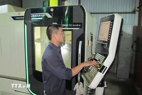 Công ty TNHH Cơ điện Ninh Bình áp dụng khoa học công nghệ tiên tiến vào sản xuất kinh doanh. (Ảnh: Ninh Đức Phương/TTXVN)
